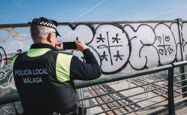 El Oficial de la Policía Local de Málaga Juan Andrade durante uno de los recorridos que hace para estudiar grafitis. Félix Palacios. Sur